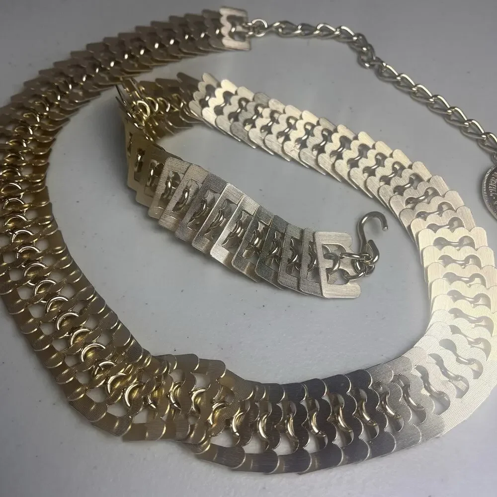 Unbranded gold tone